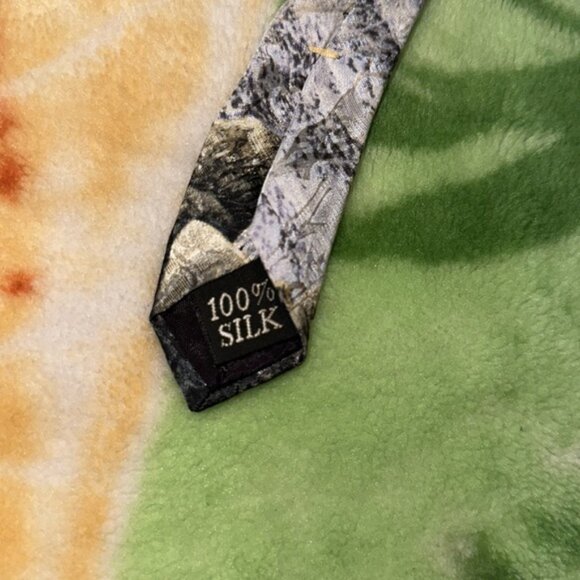 Vintage Wolf Tie 100% Silk - Picture 4 of 4